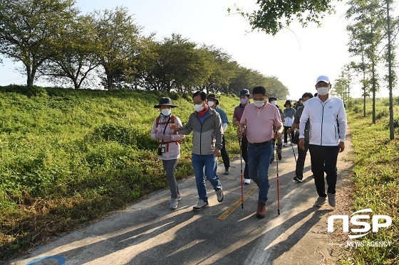 [NSP PHOTO]완주 만경강길 노르딕 워킹 성료...200여 명 인파 몰려