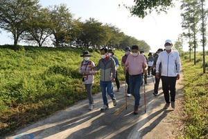 [NSP PHOTO]완주 만경강길 노르딕 워킹 성료...200여 명 인파 몰려