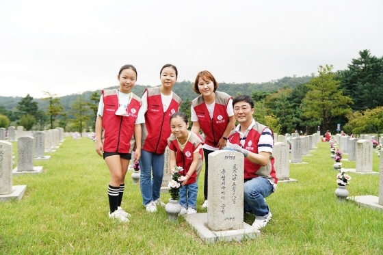 NSP통신-롯데건설 임직원과 가족들이 자매결연 묘역에서 봉사활동 후 기념 촬영을 하고 있다 (롯데건설)