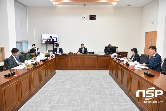 NSP통신-19일 완주군의회 운영위원회가 제1차 추가경정예산안 심의를 하고 있다.
