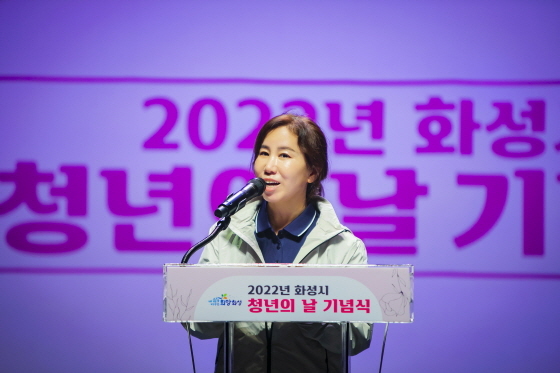 NSP통신-17일 청년의 날 기념식에서 김경희 화성시의회 의장이 축사를 하는 모습. (화성시의회)