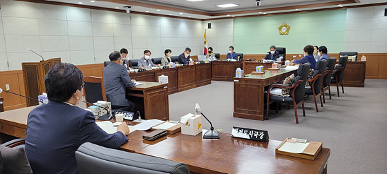 NSP통신-동해시의회가 행정사무감사 4일차 감사활동을 진행하고 있다. (동해시의회)