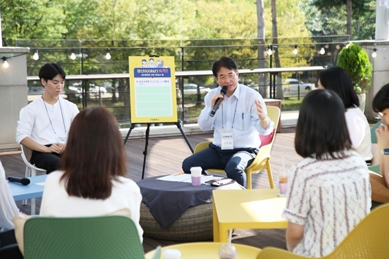 NSP통신-토크콘서트에서 이동환 고양시장과 청년들이 대화를 나누고 있다. (고양특례시)