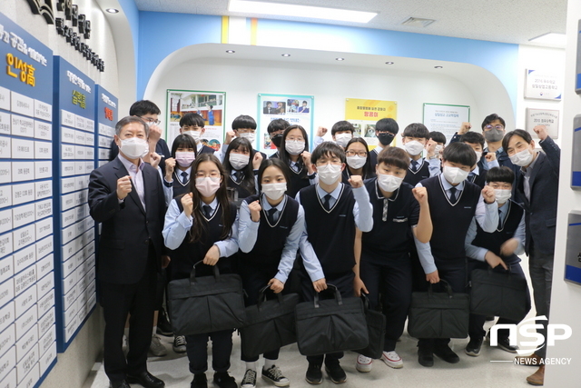 NSP통신-68년간 쓰여진 삼일상업고등학교의 학교명이 2023년부터 삼일고등학교로 변경된다. 사진은 김재철 교장(왼쪽)과 학생들이 학교명 변경 확정에 환호하는 모습. (김종식 기자)