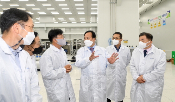 NSP통신-19일 이권재 오산시장(오른쪽 세번째)이 세마산업단지를 방문해 기업인들과 대화를 하는 모습. (오산시)