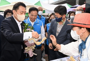 [NSP PHOTO]수원시, 3년만에 열린 마을자치박람회 인산인해