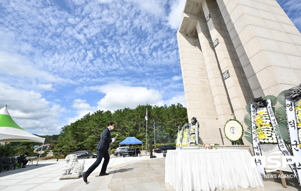 NSP통신-20만 실향민의 통일 염원과 망향의 아픔을 달래기 위한 제26회 경북지역 이북도민 합동망향제가 22일 영덕군 삼사해상공원 내에 있는 이북도민 망향탑에서 봉행됐다. (영덕군)