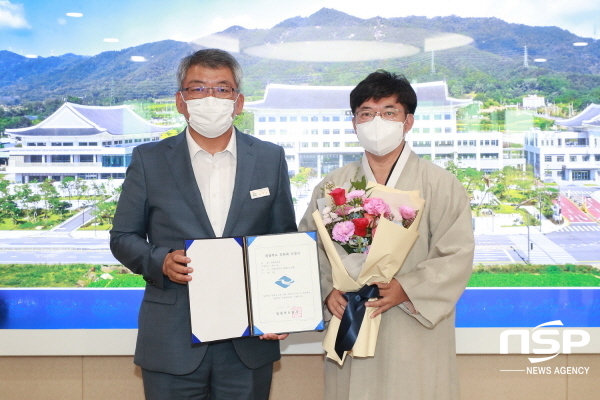 NSP통신-예천군은 지난 21일 군수실에서 경상북도 유형문화재 제581호로 지정된 퇴계선생수묵(退溪先生手墨) 문화재 지정서 전달식을 개최했다. (예천군)