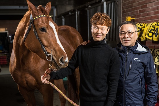 NSP통신-400승을 달성한 이혁기수와 아버지 이희영조교사 (한국마사회)