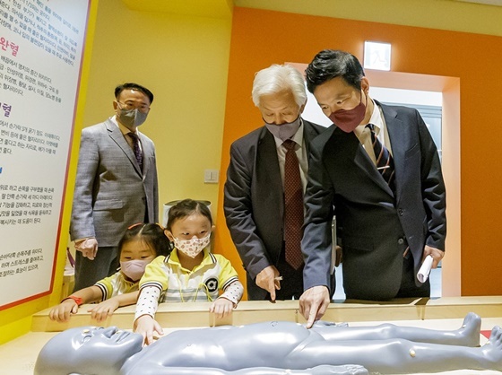 NSP통신-김태우 서울 강서구청장(오른쪽 첫 번째)이 허준박물관 어린이체험실을 찾아 아이들과 함께 혈자리 체험 프로그램을 하고 있다. (강서구)
