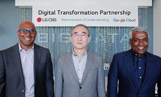 NSP통신-LG CNS 대표이사 김영섭 사장(가운데)과 구글 클라우드 토마스 쿠리안(Thomas Kurian) CEO(오른쪽), 구글 클라우드 우메시 베무리(Umesh Vemuri) 부사장(왼쪽)이 DTP 체결 후 기념촬영하는 모습. (LG CNS)