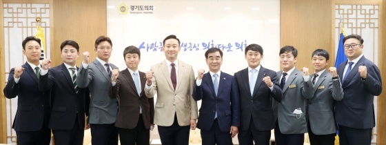 NSP통신-염종현 경기도의장이 도의회 의장 접견실에서 한국청년회의소(Junior Chamber, JC) 경기지구 임원진과 접견한 가운데 함께 기념촬영을 하고 있다. (경기도의회)