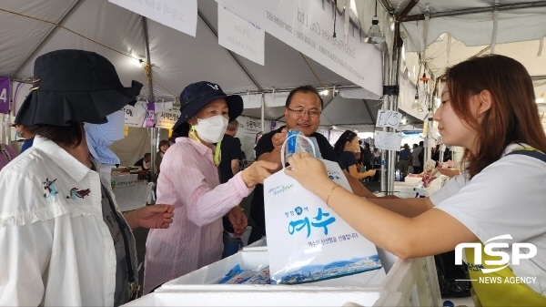 NSP통신-박현식 여수시 부시장이 LA한인축제서 여수지역 농수산물을 홍보, 판매하고 있다. (여수시)