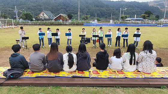 NSP통신-홍천 반곡초등학교 학생들이 홍천오카리나 앙상블의 공연을 보고 있다. (강원도교육청)
