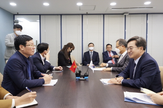 NSP통신-김동연 경기도지사가 레 쥬이 탄 베트남 빈푹성 인민위원회 인민위원장과 만나 협력방안을 논의하고 있다. (경기도)