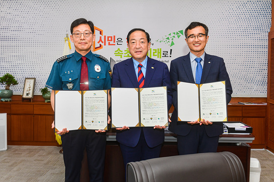 NSP통신-이병선 속초시장이 가을단풍철 설악산 특별교통대책을 위해 유관기관과 업무협약 체결식을 하고 기념촬영을 하고 있다. (속초시)