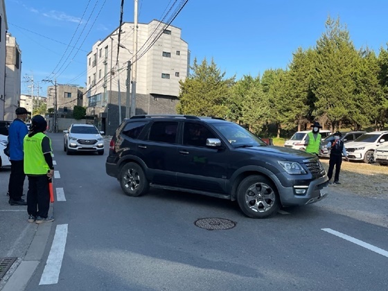 NSP통신-하우고개 향나무숲 힐링 음악회 주차 봉사활동 중인 운정3동 실버경찰대 소속 회원들 (파주시)