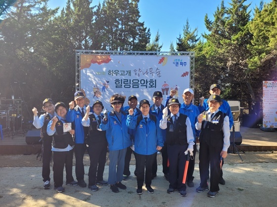 NSP통신-하우고개 향나무숲 힐링 음악회 주차 봉사활동에 참여한 운정3동 실버경찰대 소속 회원들이 기념사진을 찍고 있다. (파주시)