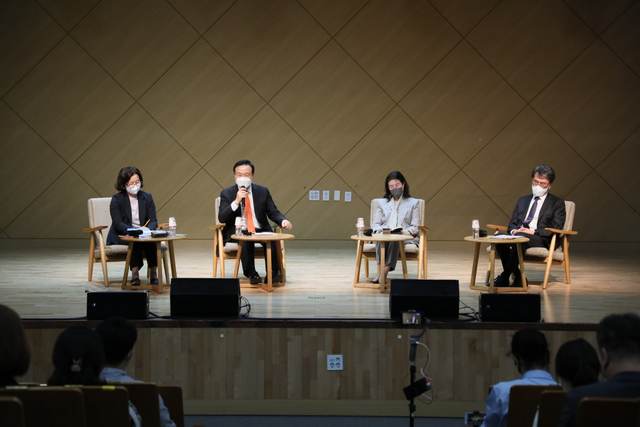 NSP통신-지난달 30일 학교 신설·과밀학급 해소 정책 토론회에서 임태희 경기도교육감(왼쪽 두번째)이 발언을 하는 모습. (경기도교육청)