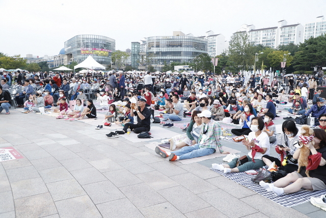 NSP통신-일산호수공원 노래하는 분수대 광장에서 개최한 2022년 고양특례시민의 날 기념식 행사 모습 (고양특례시)