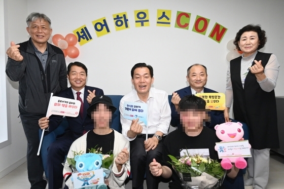 NSP통신-4일 이재준 수원시장(가운데)과 관계자들이 셰어하우스 CON에 입주한 자립준비청년들과 기념촬영을 하는 모습. (수원시)