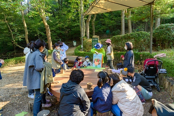 NSP통신-지난해 개최된 신정산 우렁바위 유아숲체험원 가족축제 모습 (양천구)