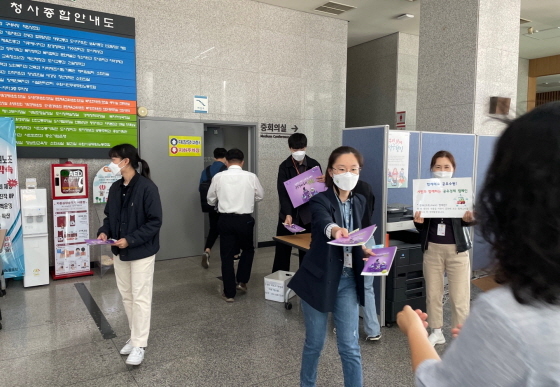 NSP통신-7일 시청 별관 로비에서 함께해요 공유수원! 시민과 함께하는 공유경제 캠페인이 진행되고 있다. (수원시)