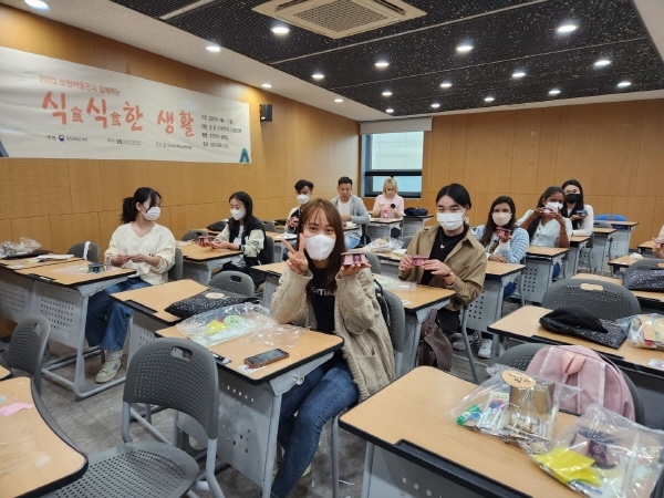 NSP통신-대구보건대학교 외국인 유학생들이 대학 보현박물관에서 개최하는 식(食)식食한 생활 프로그램에 참여하고 있는 모습 (대구보건대학교)
