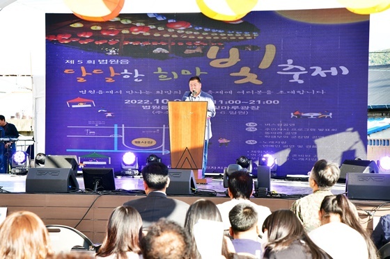 NSP통신-법원읍 달달한 희망 빛 축제에서 축사 중인 김경일 파주시장 (파주시)