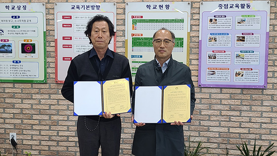 NSP통신-동해해솔학교와 대영ENC가 산업체 현장실습 및 취업 업무협약을 체결하고 기념촬영을 하고 있다. (강원도교육청)