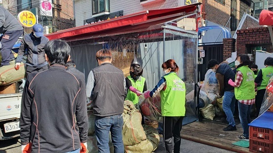 NSP통신-양천구 돌봄SOS센터를 통해 발굴된 돌봄대상 주거편의 서비스 제공 중인 모습 (양천구)