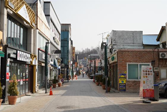 NSP통신-성내지구 도시재생사업 중 완료된 대학로 가로환경 정비 및 지중화사업지. (삼척시)