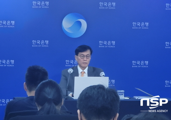 NSP통신-12일 이창용 한국은행 총재가 기자간담회에서 기자들의 질문에 답변하고 있다. (강수인 기자)