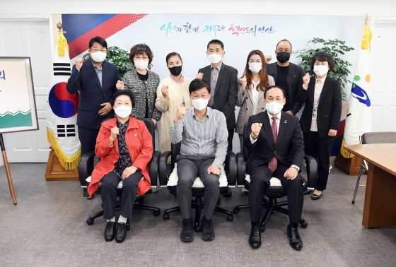 NSP통신-12일 이민근 안산시장이 한국외식업중앙회 안산단원구지부 임원진과 외식업 활성화 방안 논의를 위한 간담회 후 기념촬영을 하고 있다. (안산시)