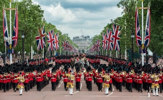 NSP통신-영국 왕실 근위대 군악대가 런던 버킹엄궁 교대식에서 연주하고 있다 (롯데물산)