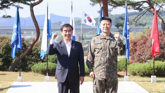 NSP통신-염종현 경기도의회 의장이 12일 육군 수도군단 예하 제51보병사단 방문 기념촬영을 하고 있다. (경기도의회)