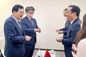 [NSP PHOTO]주낙영 경주시장, 리 밍 위안 시안시장과 대전 세계지방정부연합 총회 서 환담 나눠