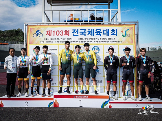 NSP통신-제103회 전국체육대회에서 금메달을 수상한 양양군청 사이클팀이 기념촬영을 하고 있다. (양양군)