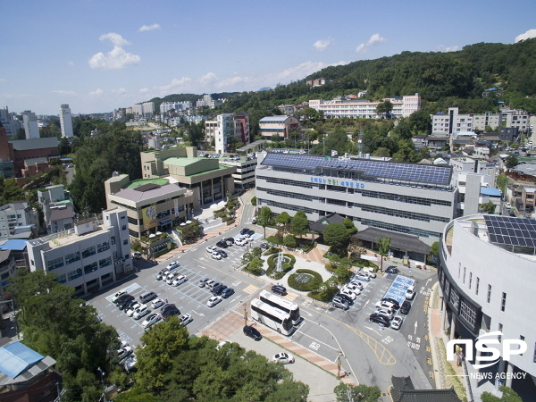 NSP통신-안동시와 한국정신문화재단은 14일 안동여행기념품공모전 선정작에 대한 시상식을 시장실에서 개최했다. (안동시)