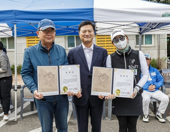 NSP통신-김태우 서울 강서구청장(가운데)이 파크골프 활성화에 기여한 유공자에게 표창장을 전달하고 기념촬영을 하고 있다. (강서구)