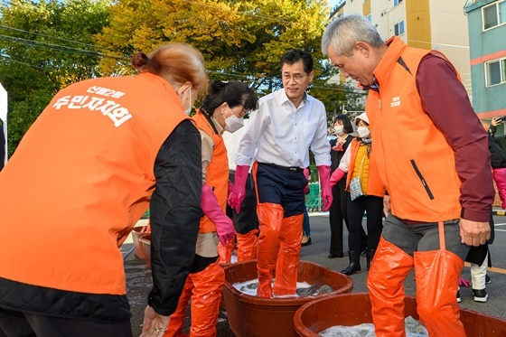 NSP통신-이기재 양천구청장이 홀몸 노인 가정 빨래 봉사에 참여하고 있다. (양천구)