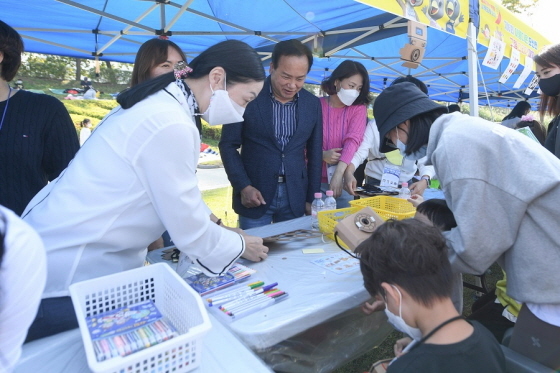 NSP통신-지난 15일 이권재 오산시장(가운데)이 그림그리기대회에서 시민들과 대화를 하는 모습. (오산시)