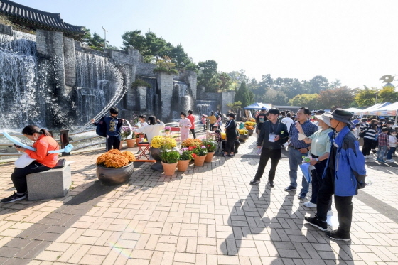 NSP통신-지난 15일 열린 필봉사랑축제에 참여한 이권재 오산시장(오른쪽 세번째)이 시민들과 대화를 하는 모습. (오산시)