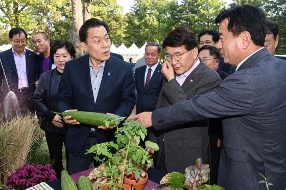 NSP통신-이재준 수원시장(왼쪽)과 김기정 수원시의회 의장(오른쪽 두번째) 등이 농산물을 살펴보고 있다. (수원시)