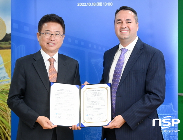 NSP통신-경상북도는 18일 도청에서 미국 오렌지카운티 뉴포트비치시와 세계 최초 메타버스 연계 국제 지자체간 협업모델인 국제 메타버스 영화제 추진을 위한 업무협약을 체결했다. (경상북도)