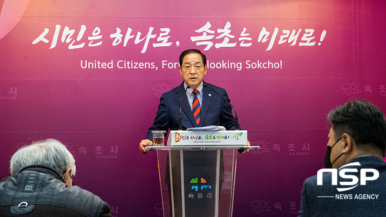 NSP통신-이병선 속초시장이 동서고속철도 착공식에 대한 브리핑을 하고 있다. (조이호 기자)