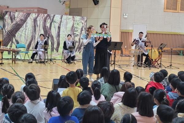 NSP통신-포항 대이초등학교는 19일 오전 9시부터 대이초등학교 2층 강당에서 마법의 숲이라는 동화를 음악극으로 구성해 학생들에게 국악 연주와 함께 깊어가는 가을에 아름다운 선율을 들려주고 있다. (대이초등학교)