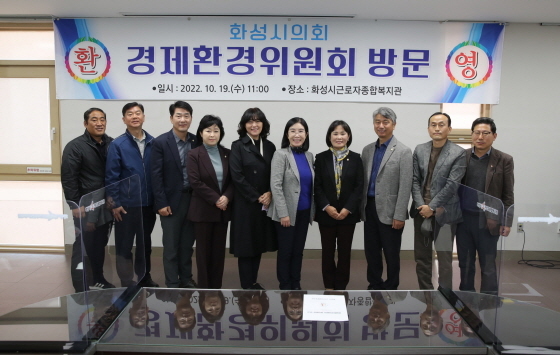 NSP통신-19일 화성시의회 경제환경위원회 조오순 위원장(왼쪽 여섯번째)과 의원들이 소관시설을 방문 후 기념촬영을 하고 있다. (화성시의회)