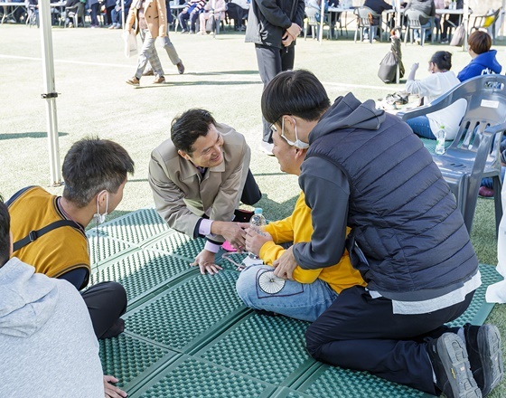 NSP통신-김태우 서울 강서구청장이 제19회 장애인 어울림한마당 행사에 참석해 장애인시설, 단체 이용자들과 인사를 나누고 있다. (강서구)