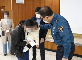 [NSP PHOTO]평택경찰서-안보자문협의회, 탈북민 위기가정에 격려금 전달
